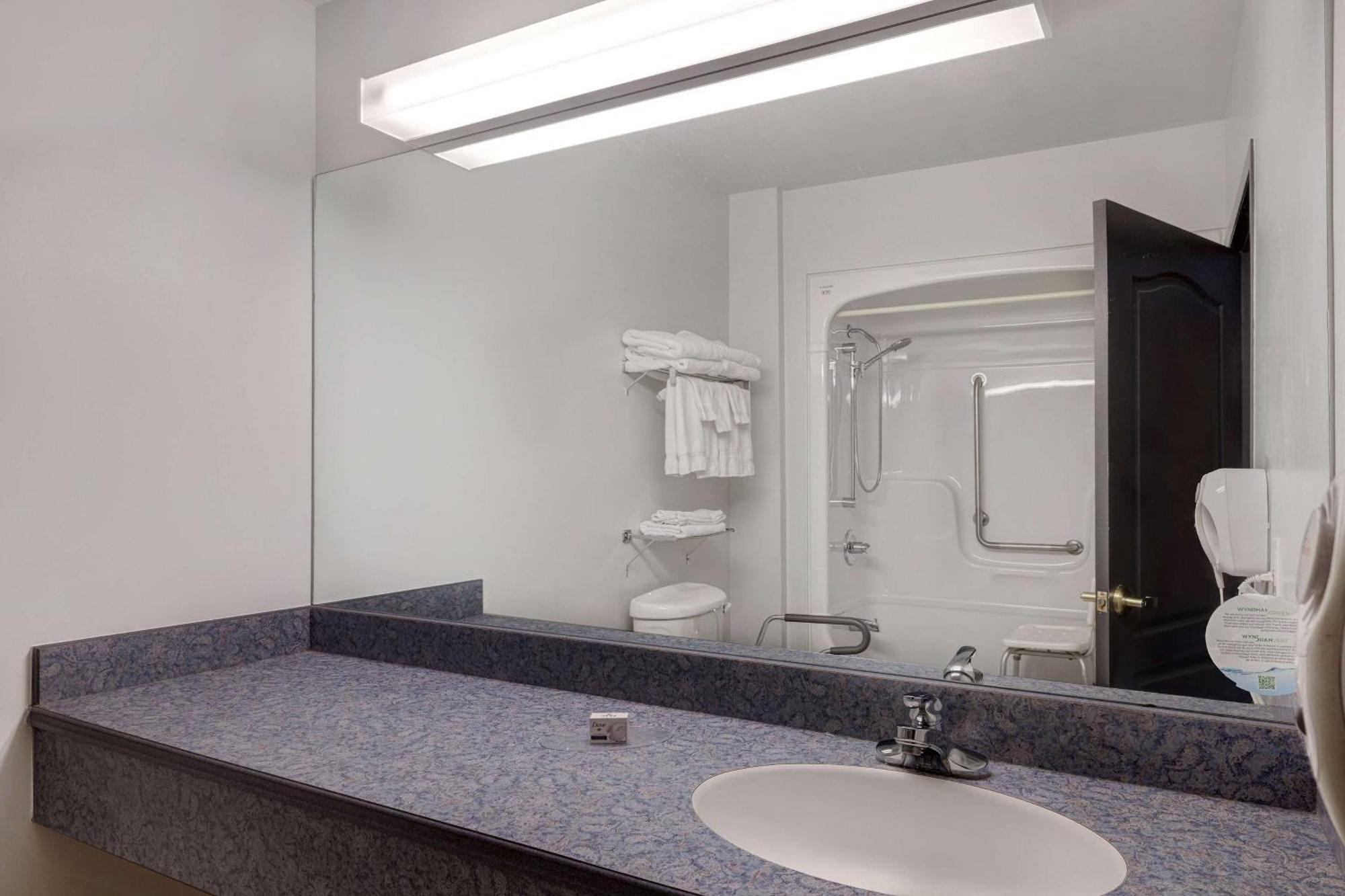 Days Inn By Wyndham אדמונדסטון מראה חיצוני תמונה